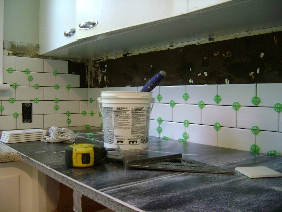 Как крепить фартук из пластика на кухне: способы монтажа, пошаговая инструкция, плюсы и минусы конструкции