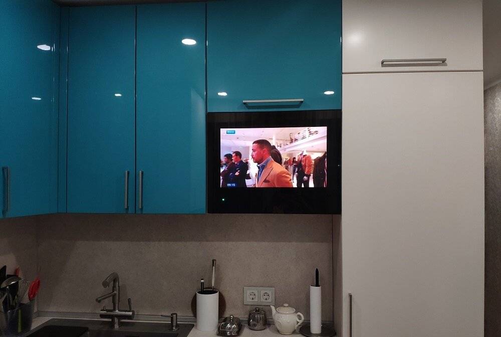 Телевизор на кухне: варианты размещения и установки, где лучше разместить встроенный телевизор на кухне