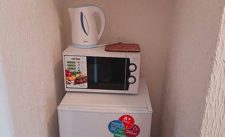 Можно ли ставить микроволновку на холодильник: правила установки, особенности и нюансы
