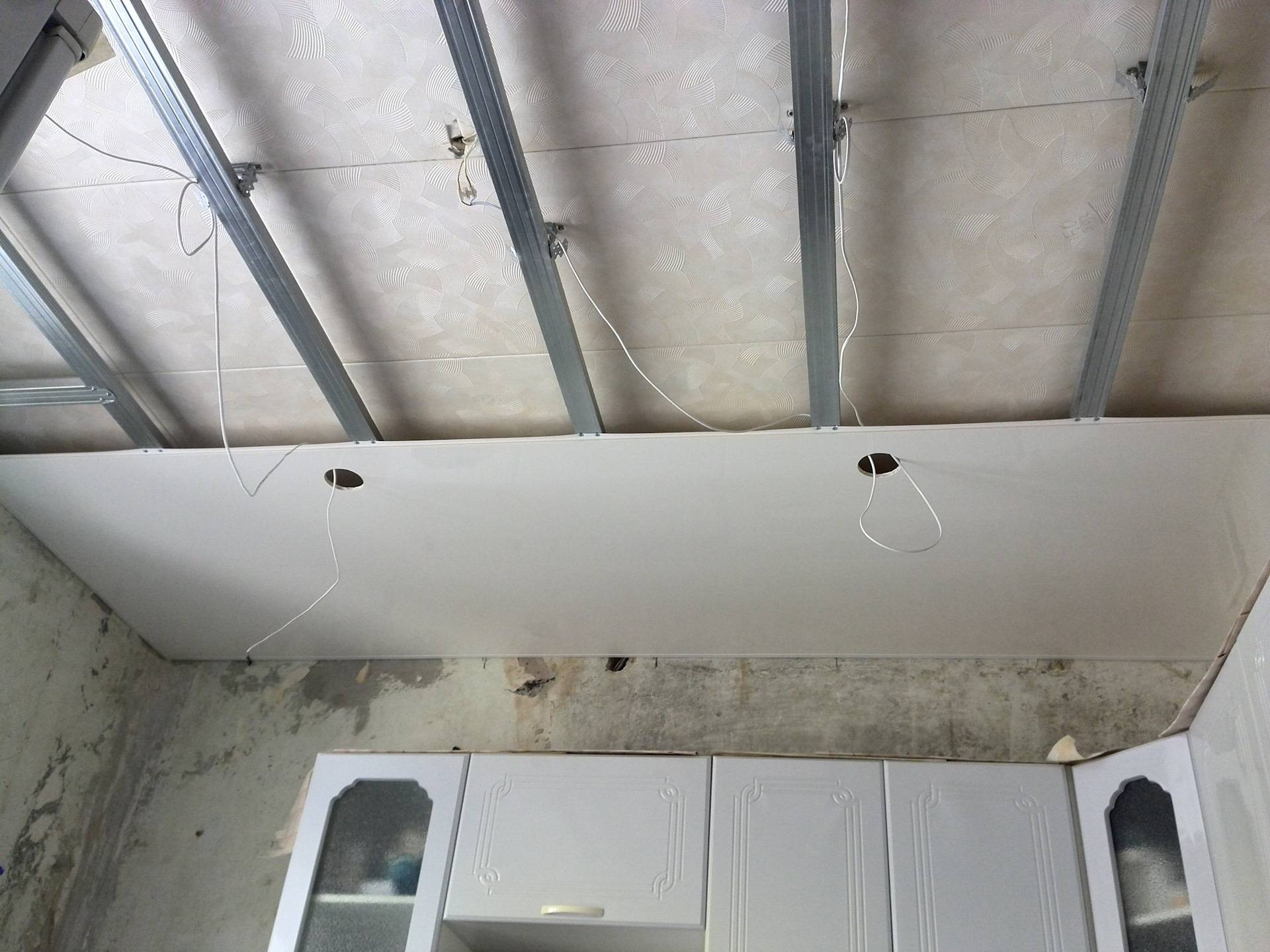 Что такое пластиковые панели для потолка на кухне