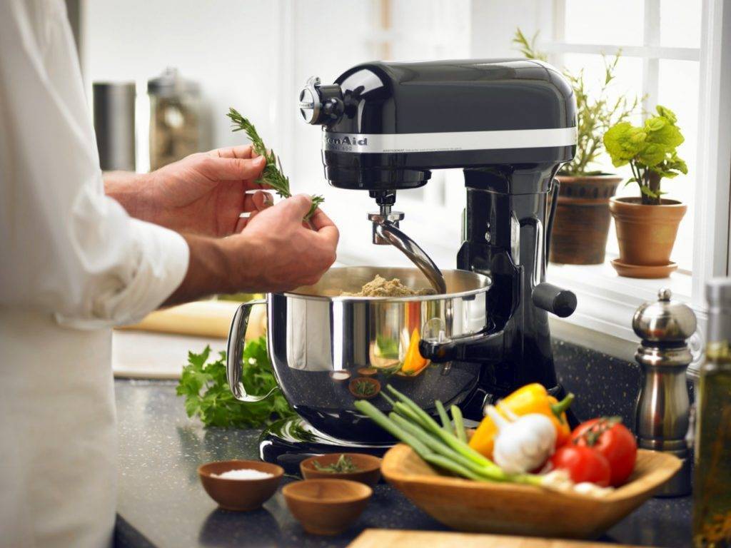 Кухонный комбайн: что он делает и какие приборы заменит на кухне?