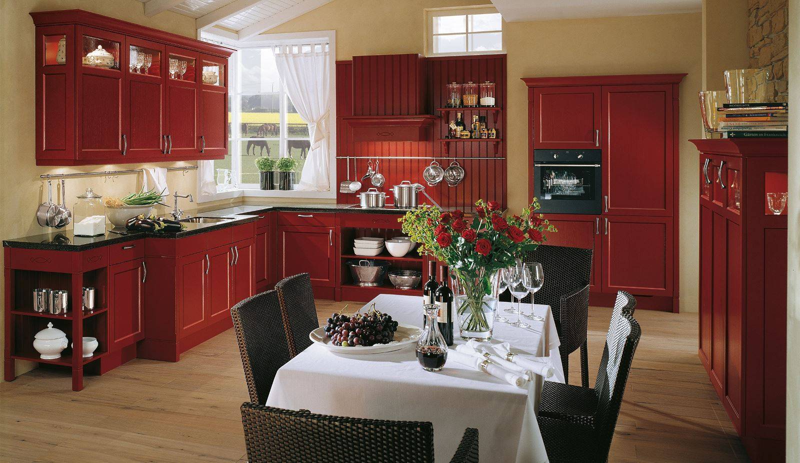 Бордовая кухня: сочетание бордового цвета с другими цветами в интерьере  - 45 фото