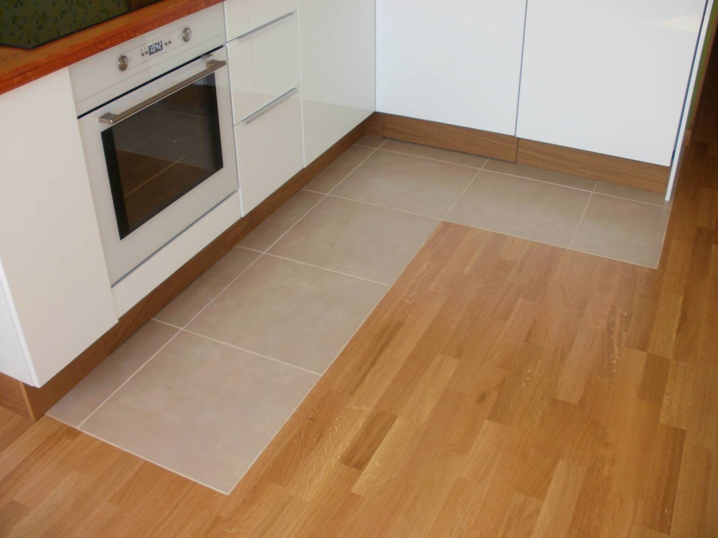 Комбинированный пол на кухне из плитки и ламината: фото и идеи оформления