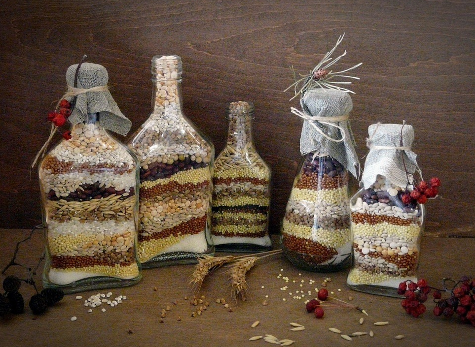 Как декорировать стеклянные бутылки своими руками: идеи для декорирования из продуктов, используем старые вещи