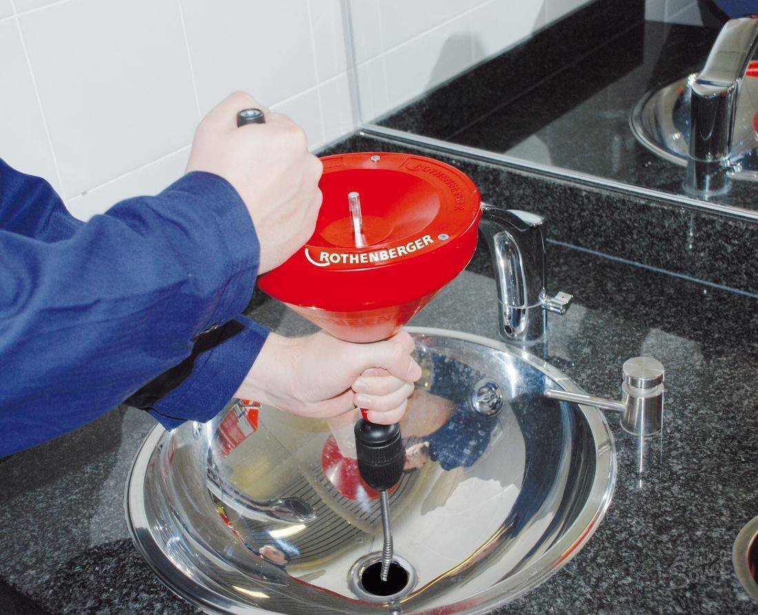 Как прочистить засор в раковине на кухне в домашних условиях: способы, средства, как пробить, инструкция по устранению, фото