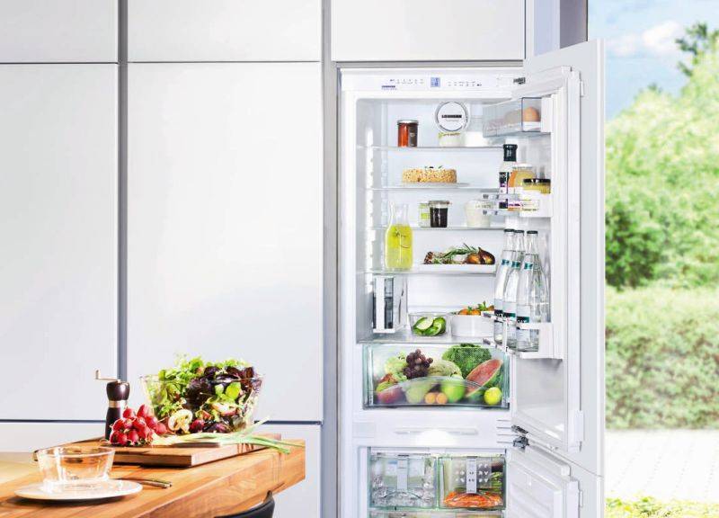 Как установить фасад на встроенный холодильник видео
