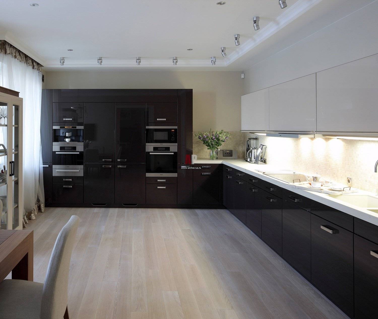 Темная кухня: дизайн с темной кухней и полом в интерьере - 35 фото