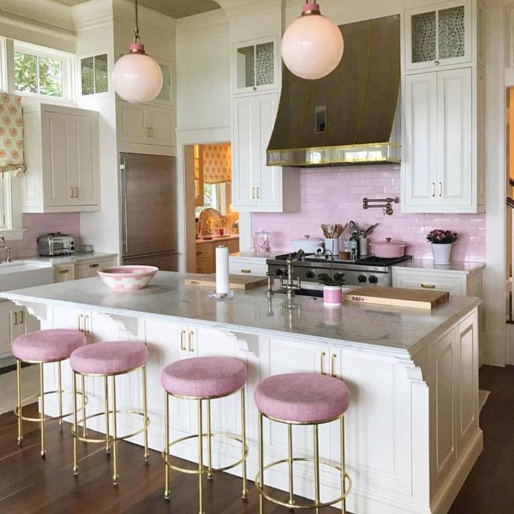 Кухня в розовых тонах: варианты оформления интерьера, реальные фото примеры