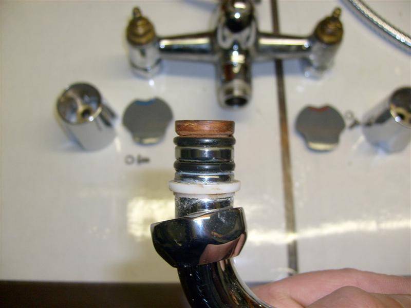 Течет кран в ванной, на кухне: как поменять прокладку и починить его, если капает