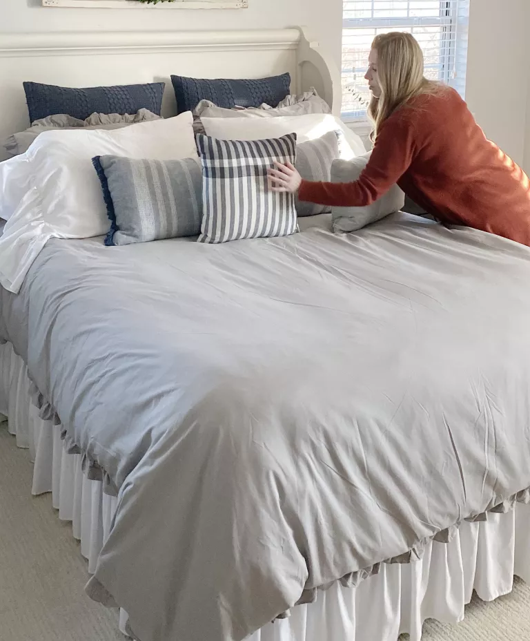 Правильно застелить кровать в гостинице. красиво заправленная кровать – порядок в спальне. всего за несколько минут.
