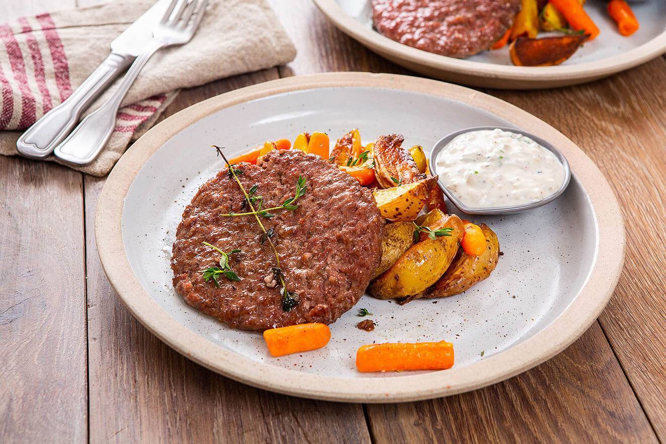 Бифштекс из говядины - как приготовить из рубленного мяса по рецептам в духовке и на сковороде с фото