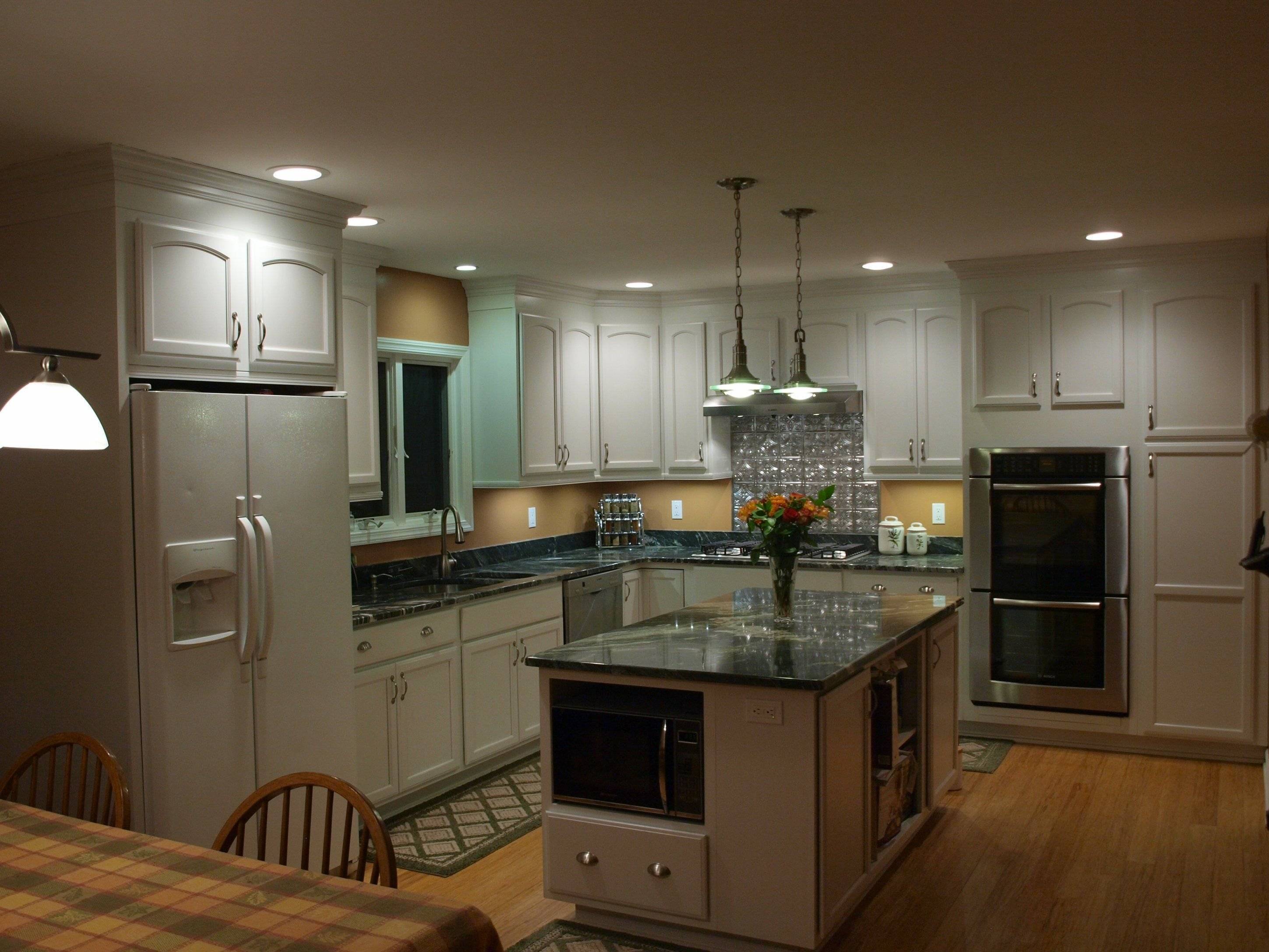 Освещение на кухне с натяжным потолком: расположение лампочек, какие лучше