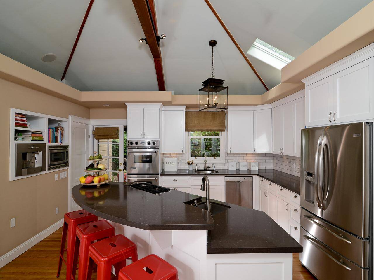 Натяжные потолки на кухне: обзор вариантов дизайна