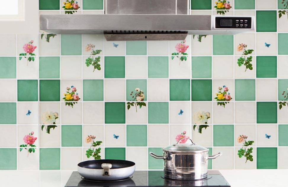 9 идей, как освежить кухонный фартук без сбивания плитки и больших затрат