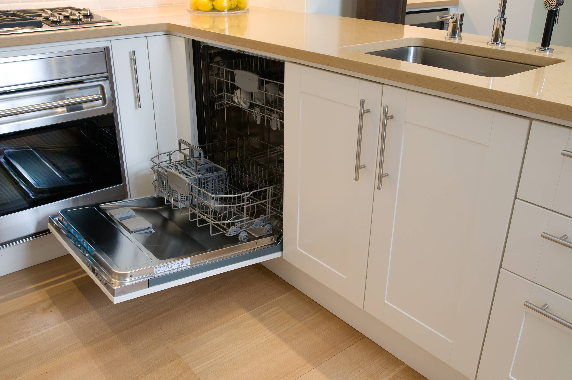 Как встроить посудомоечную машину в готовую кухню (установка пмм, посудомойки) — как установить в кухонный гарнитур, куда поставить, если размер не подходит, пошаговая инструкция