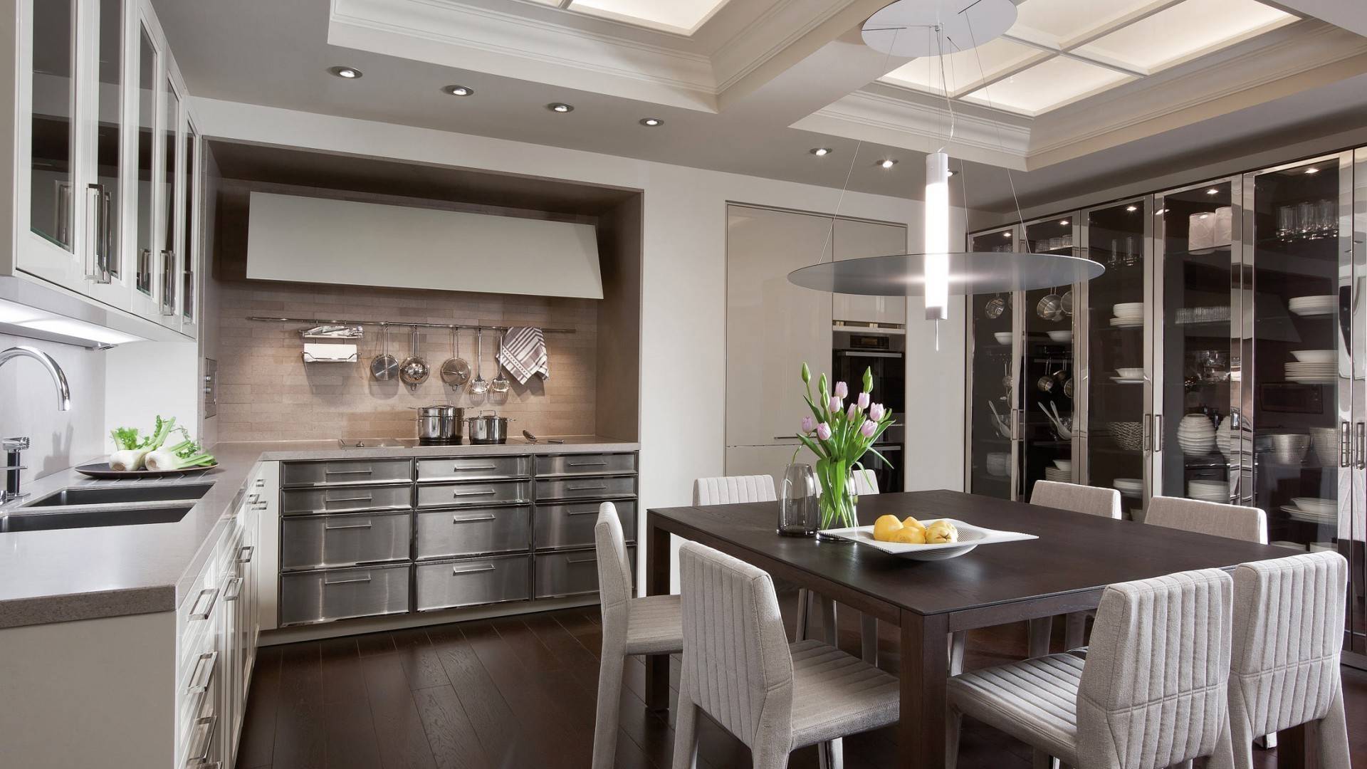 Интерьер кухни в частном доме: в современном стиле, в светлых тонах, с окном, своими руками, бюджетный вариант (фото 2022 года)
