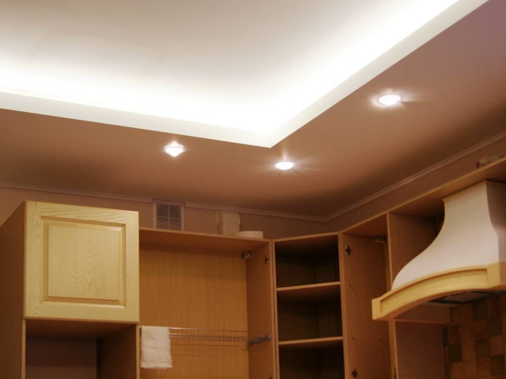 Многоярусные потолки: двухуровневый потолок из гипсокартона с подсветкой
