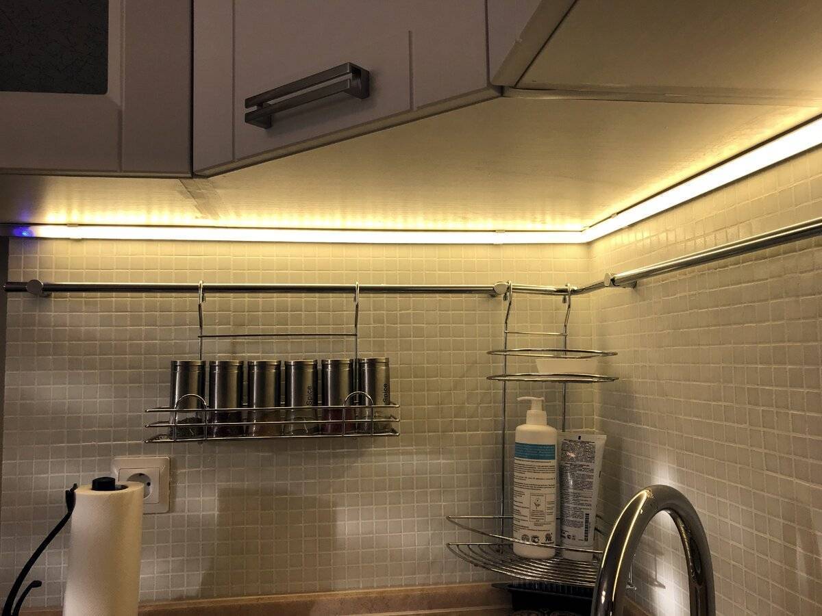Освещение на кухне: применение светодиодной ленты и другие варианты, оформление, видео и фото