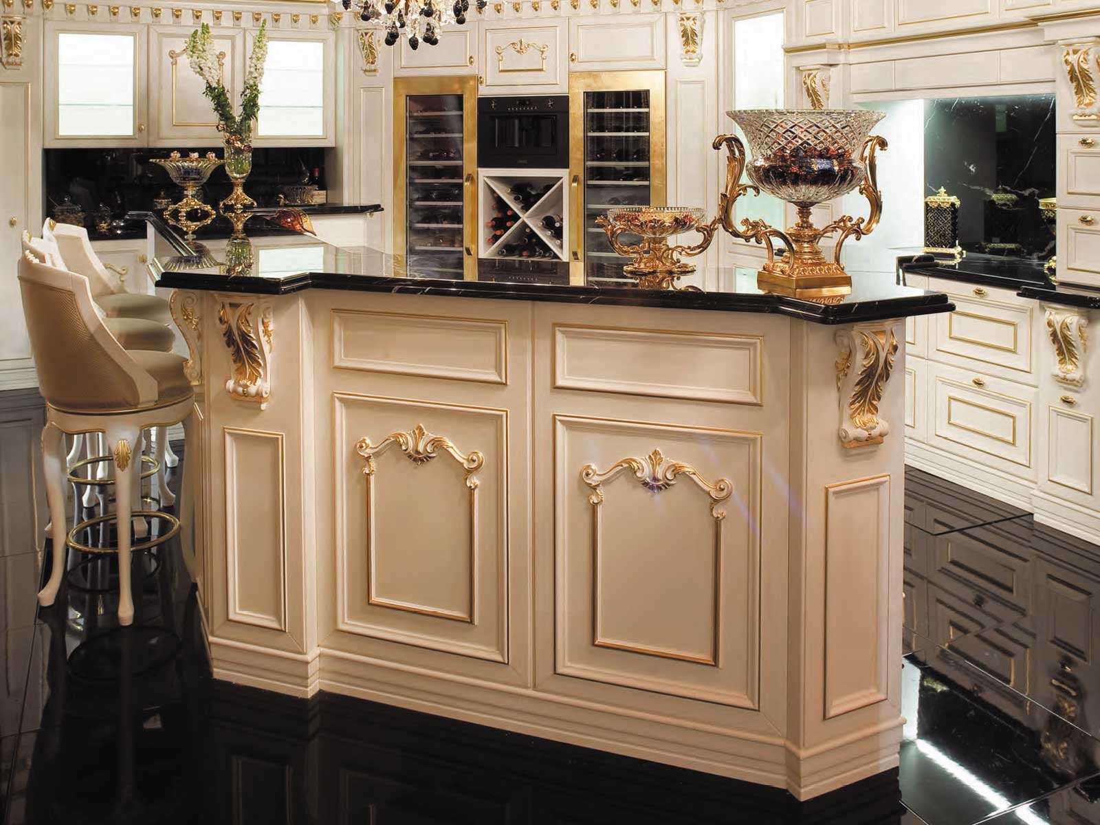 Роскошные интерьеры классических кухонь в светлых тонах с патиной. что такое патина на мебели.