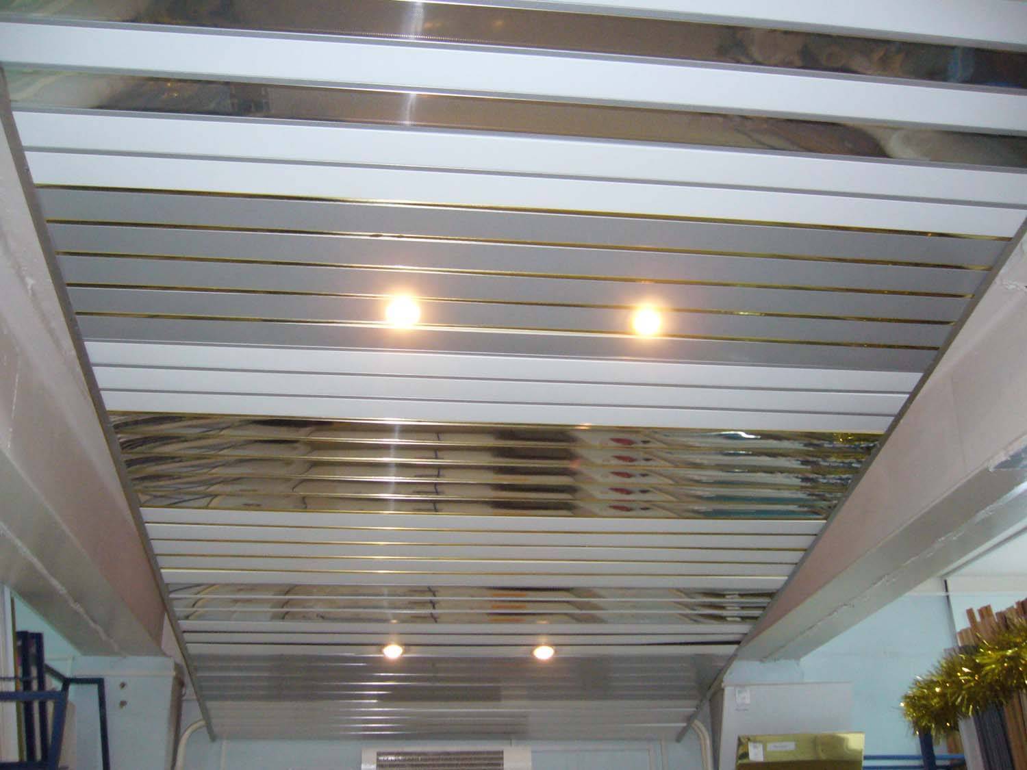 Реечный потолок в интерьере кухни: разновидности, плюсы и минусы, реальные фото примеры