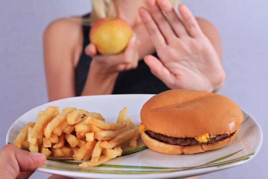 8 продуктов, которые гарантированно облегчат последствия переедания