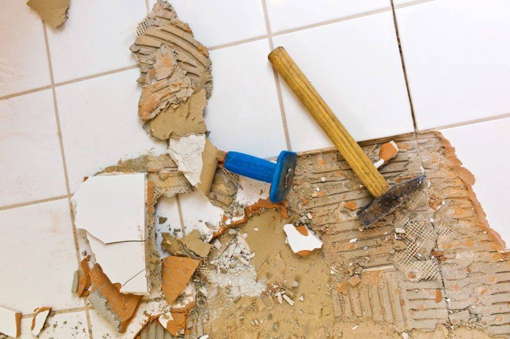 Демонтаж кафельной плитки на полу: как снять не повредив или отбить
