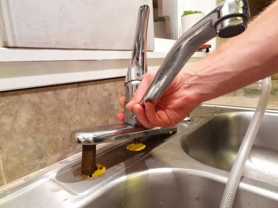 Процесс установки смесителя на кухне своими руками