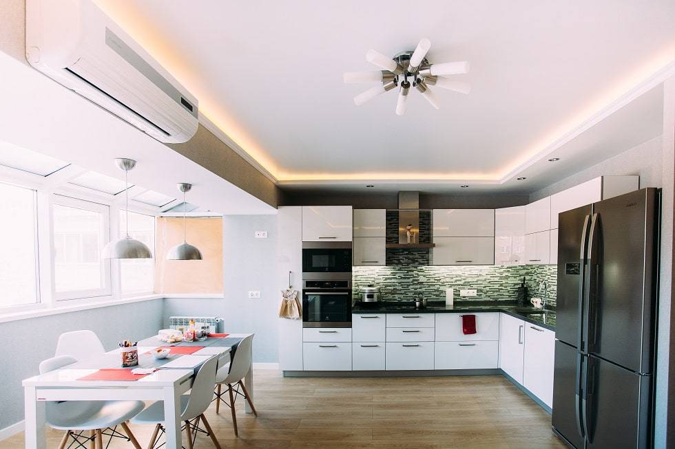 Можно ли устанавливать натяжные потолки на кухне?