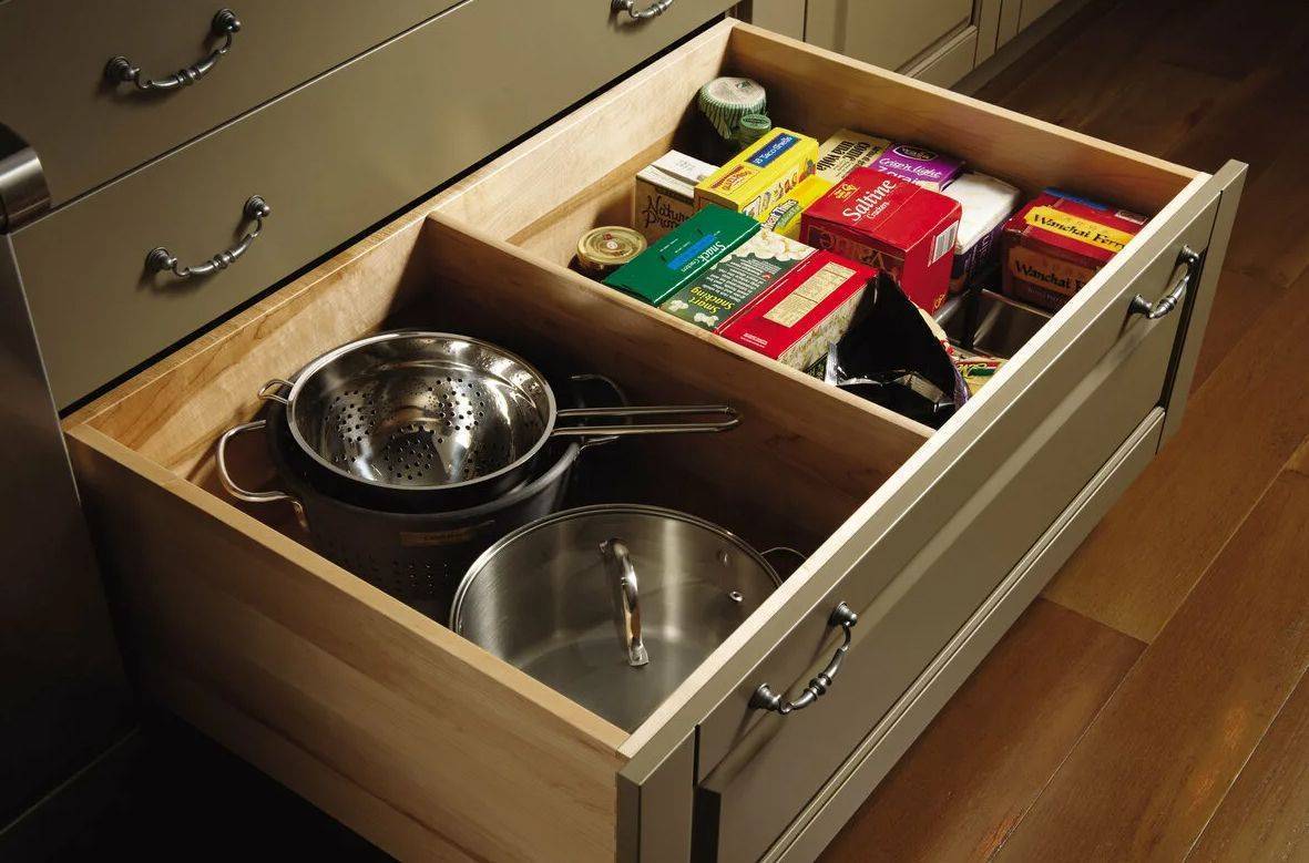 Как сделать удобное хранение в выдвижных ящиках на кухне