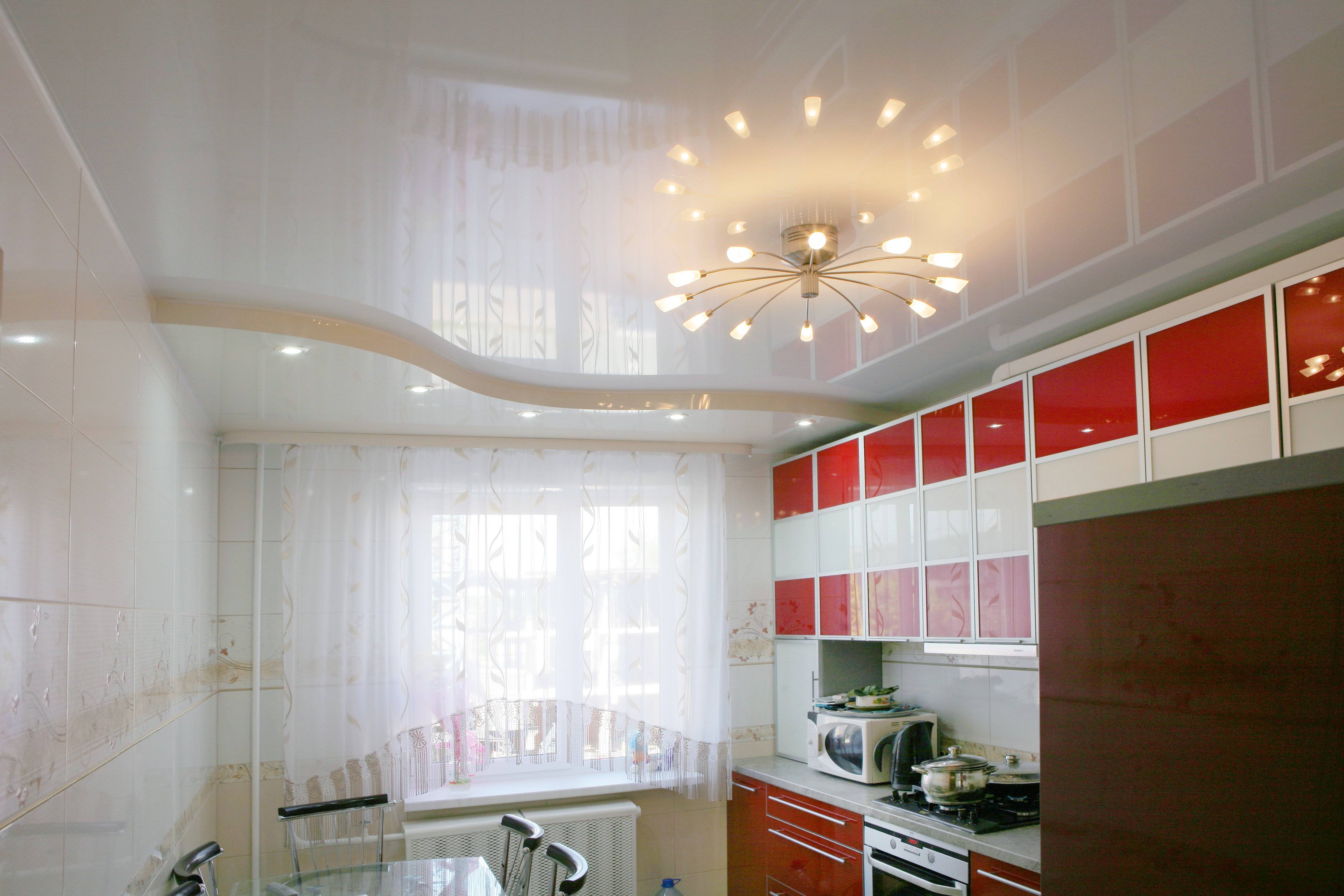 Натяжные потолки на кухне - варианты дизайна с примерами из современных интерьеров