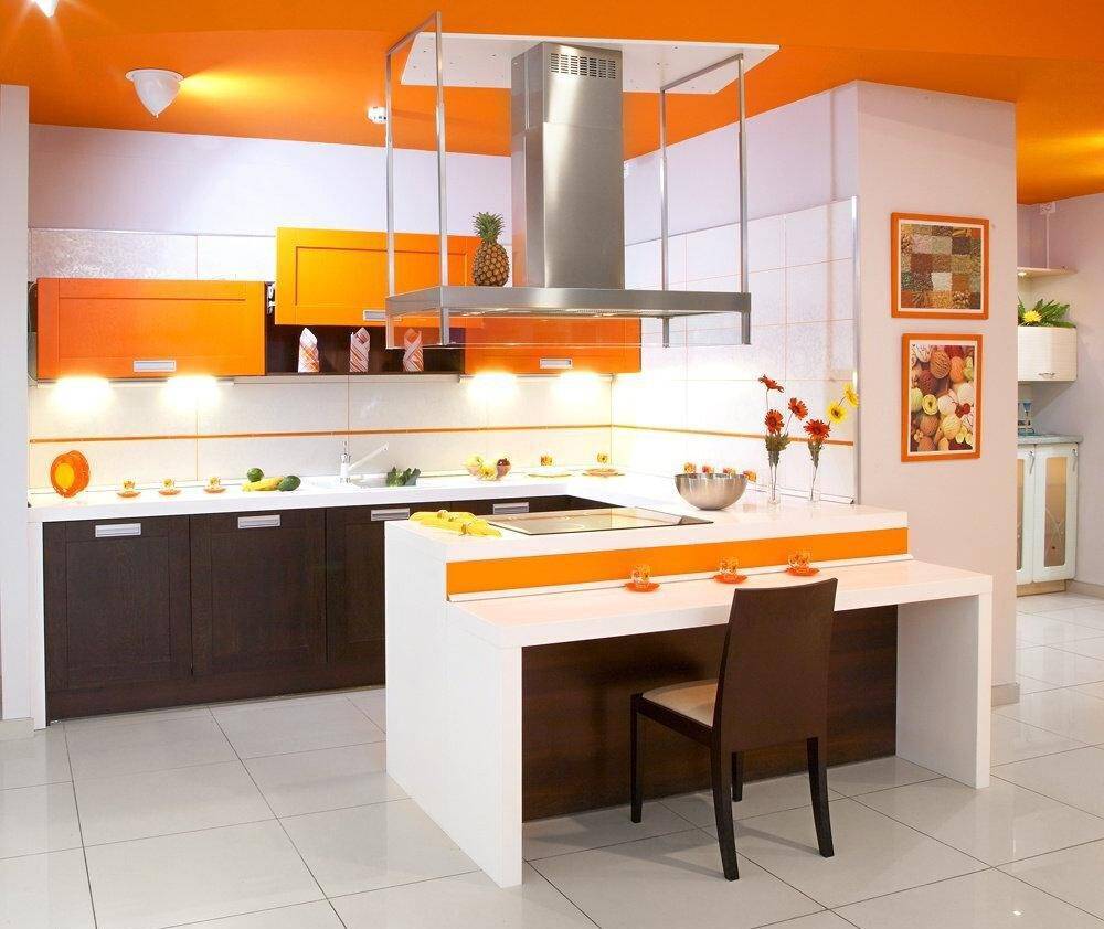 Кухни в оранжевых цветах, подбираем фартук, обои, шторы, потолок