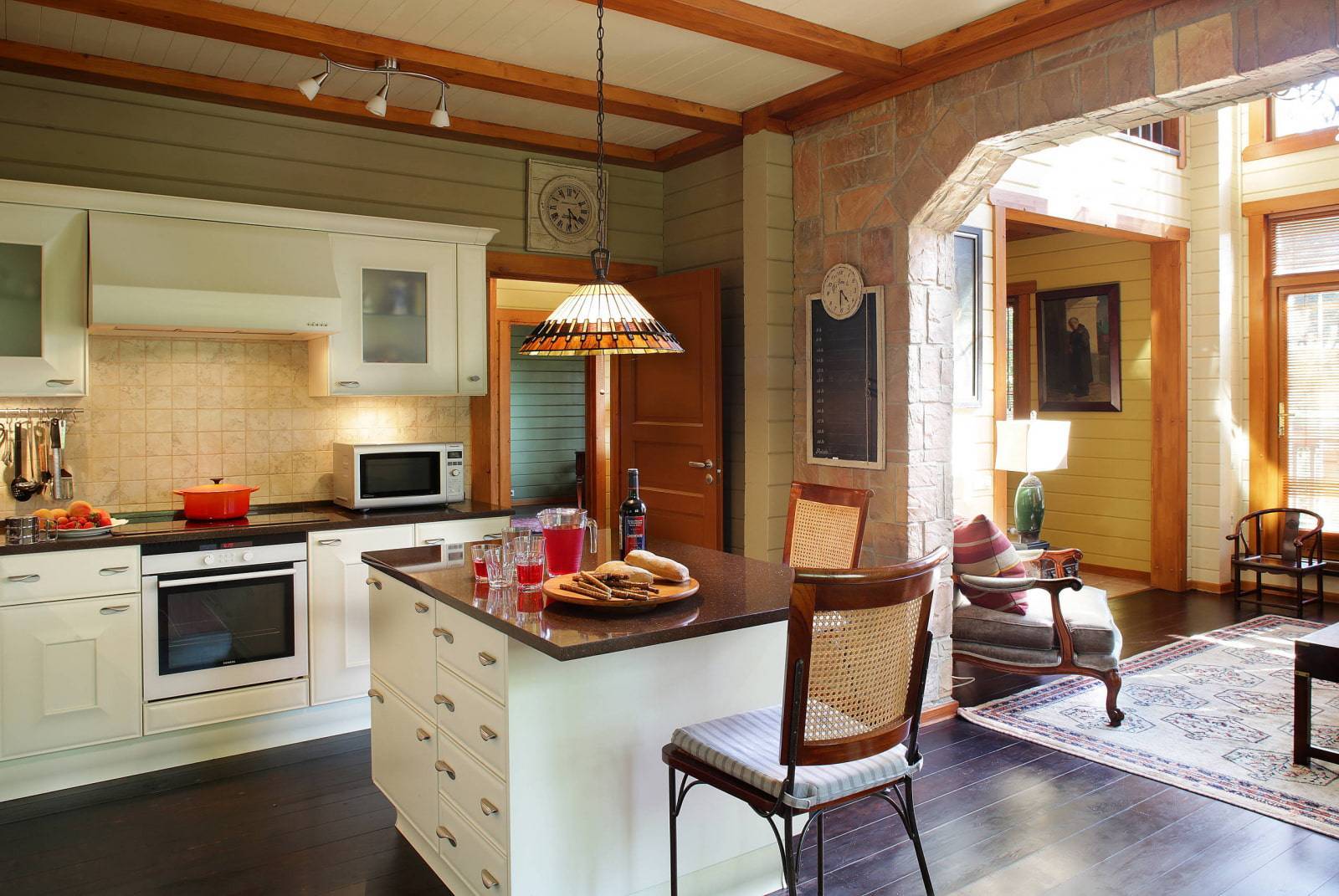 Дизайн кухни в деревянном доме: отделка, интерьер