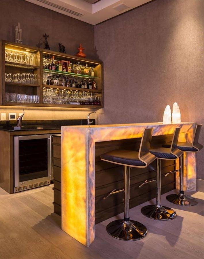 Барные стойки в интерьере гостиной вместо перегородки: фото шкафа, комод-бар в современном стиле и стенка