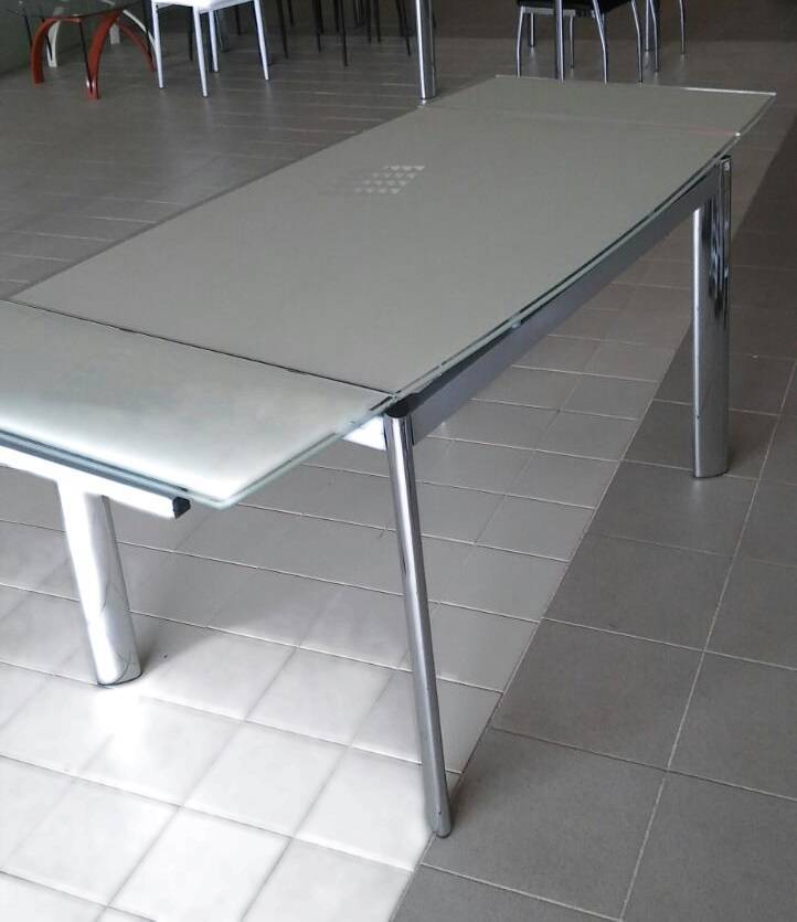 Обеденные столы со стеклянной столешницей для кухни
