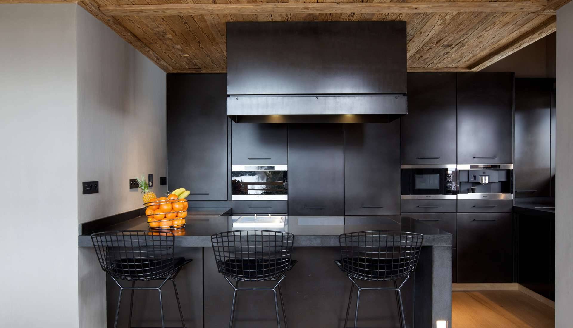 Темная кухня: 10 правил создания красивого интерьера и 100+ реальных фото