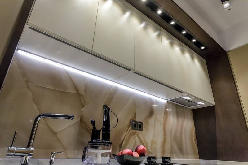 Светодиодная подсветка кухни под шкафы: монтаж, эксплуатация
