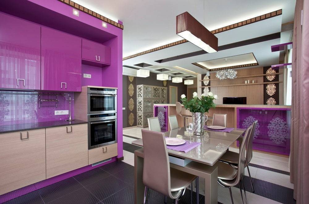 Фиолетовая кухня: сиреневые, лавандовые, лиловые стены с белым гарнитуром в интерьере - сочетание цветов в дизайне фартука, шкафов