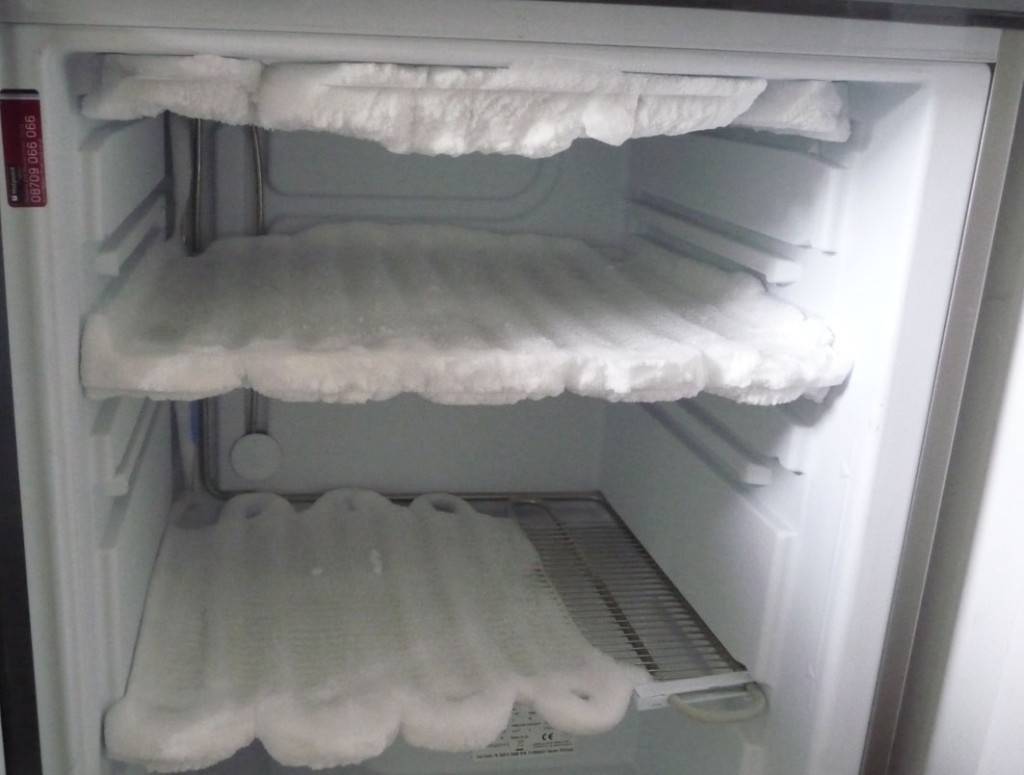 Как правильно и быстро разморозить холодильник