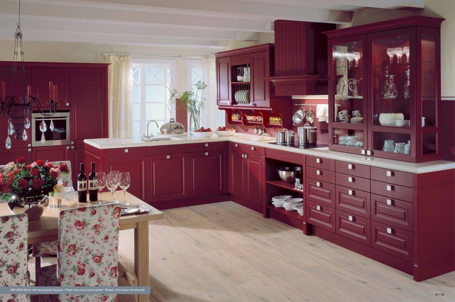 Бордовая кухня: сочетание бордового цвета с другими цветами в интерьере - 45 фото