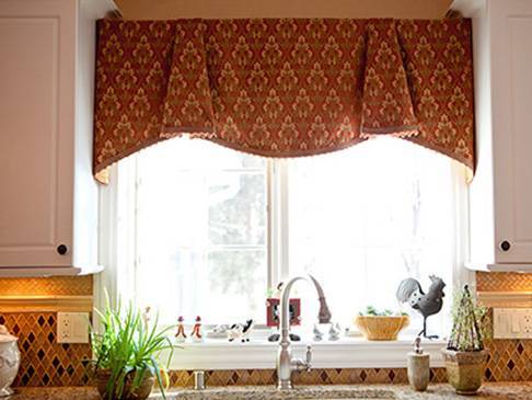 Короткие шторы на кухню: 3 стиля, 5 вариантов материала, фото