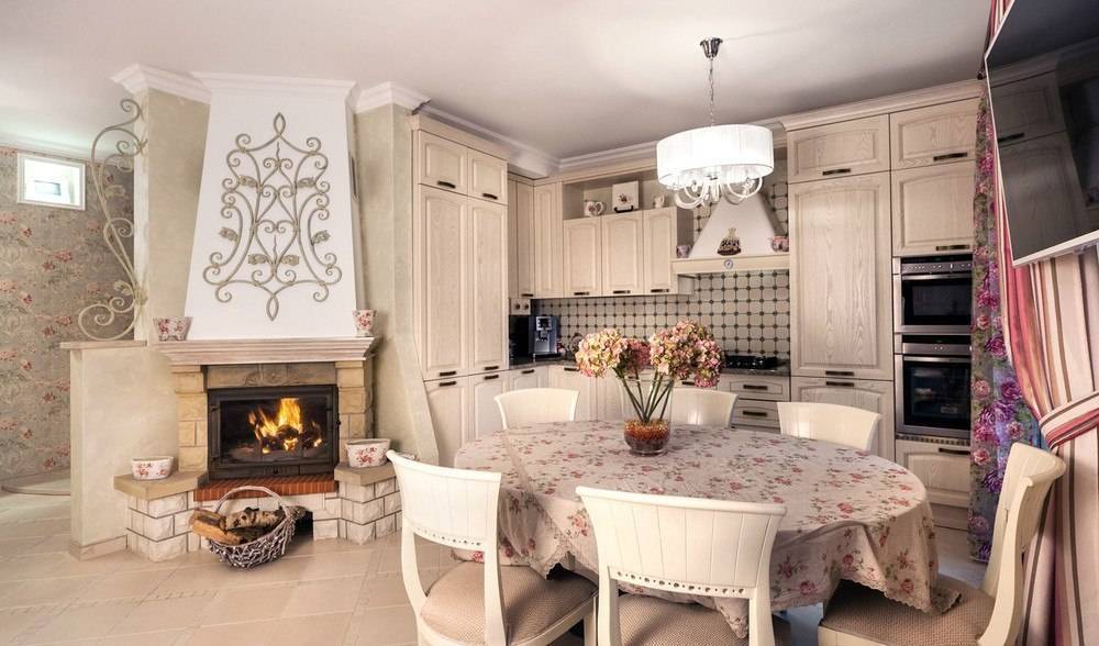 Кухня-гостиная с камином — разница установки в доме и в квартире
