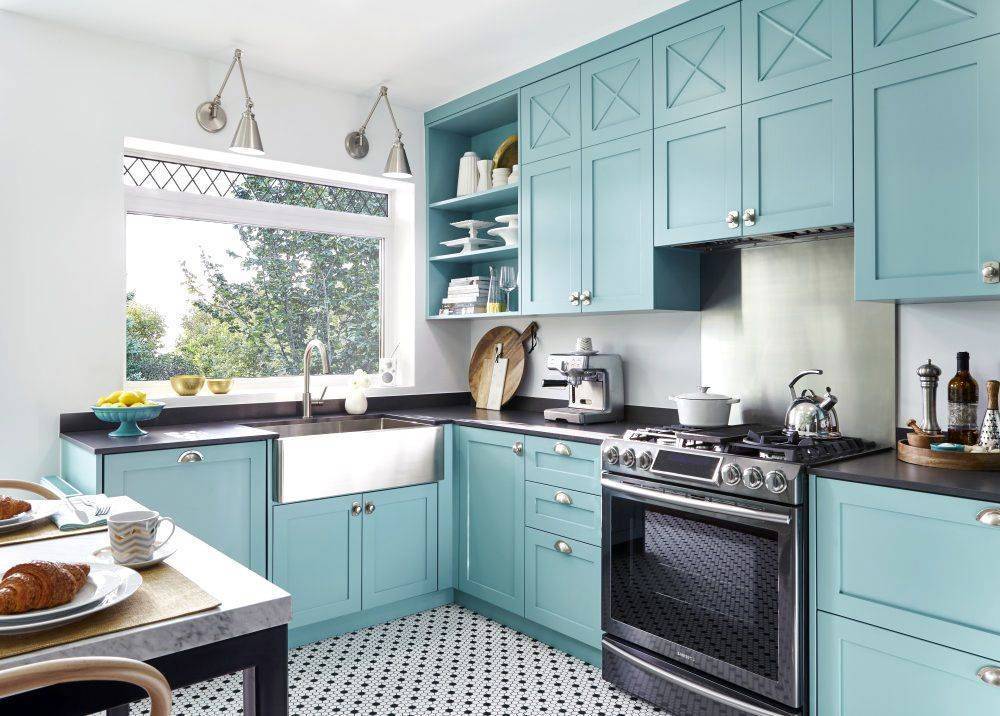 Бирюзовая кухня в интерьере с белым, серым, цвета морской волны, кухонный гарнитур с бирюзовым фартуком
 - 29 фото
