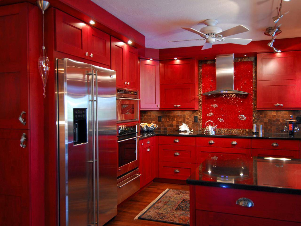 Дизайн кухни в бордовом цвете: фото реальных интерьеров