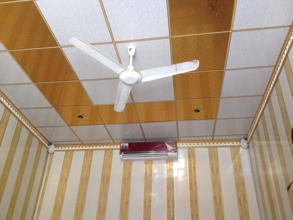 Пластиковый потолок на кухне из панелей