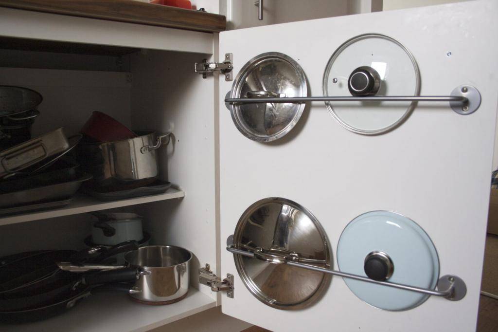 Как хранить крышки от кастрюль и сковородок на маленькой кухне: хранение на держателях и подставках, где сушить, идеи