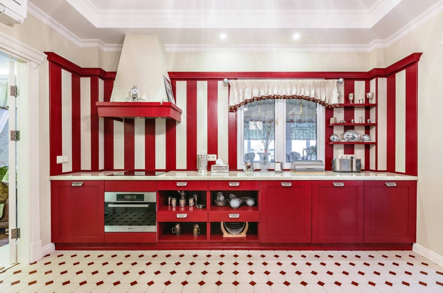 Дизайн красной кухни в ярких тонах: магия цвета, который влияет на наше восприятие интерьера (115+ фото)