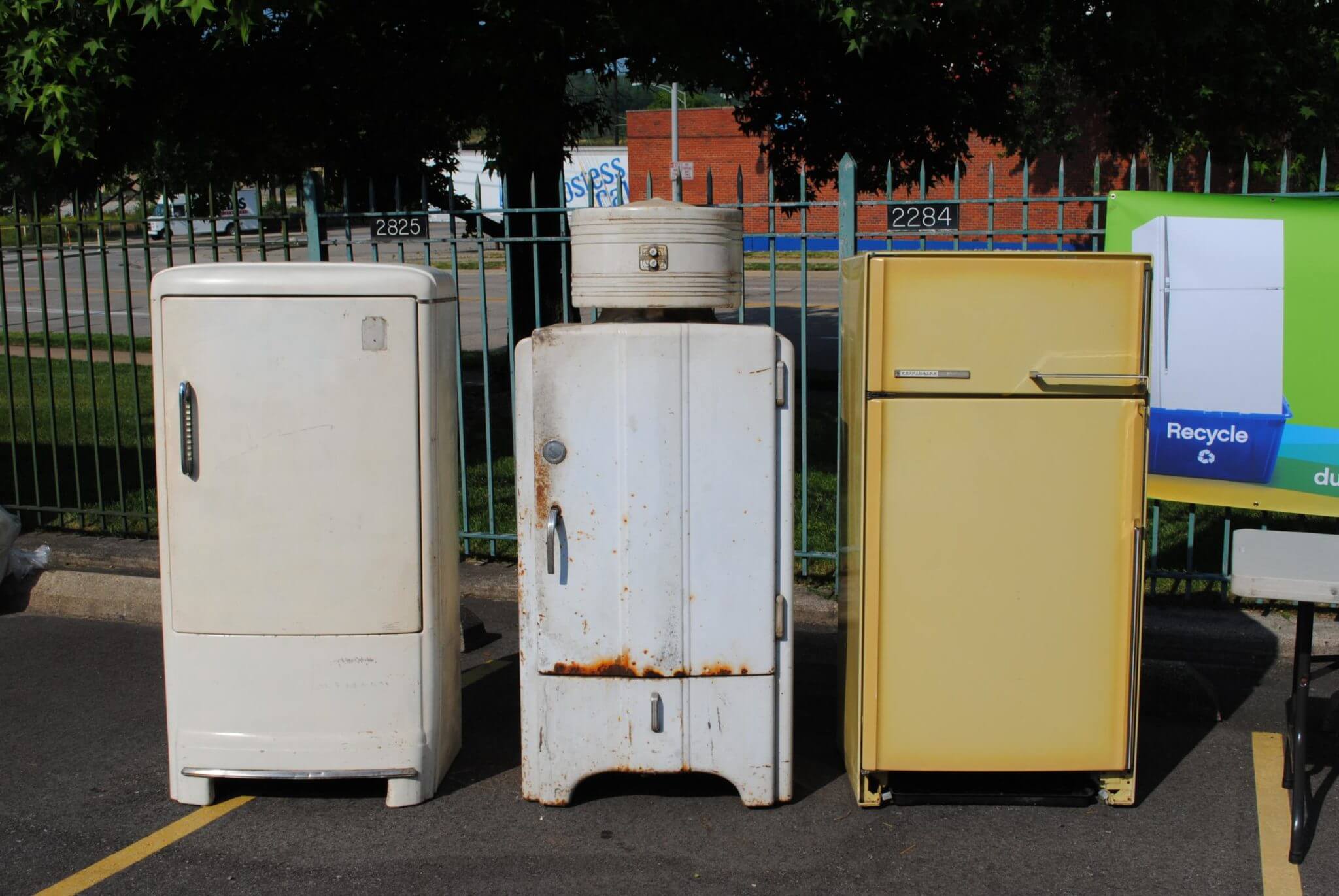 Утилизация холодильника — как сдать и куда можно вывезти