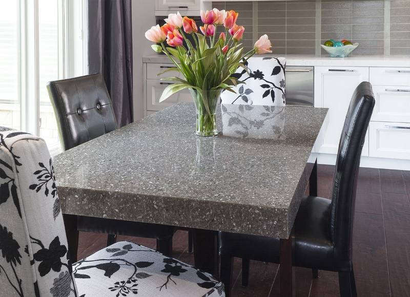 Каменные кухонные столы – фундаментальная основа интерьера