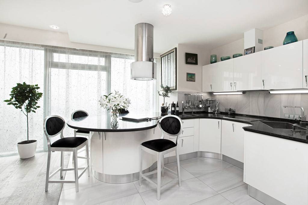 Черно-белая кухня: дизайн, стили, третий цвет, выбор фартука, штор