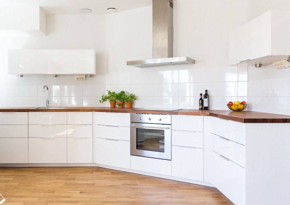 Белая кухня с деревянной столешницей – удачное сочетание